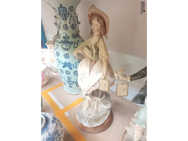 Lot 339 - koppel bisquit capodimonte - afbeelding 2 van  5