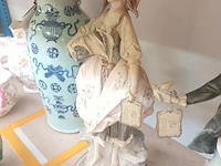 Lot 339 - koppel bisquit capodimonte - afbeelding 2 van  5