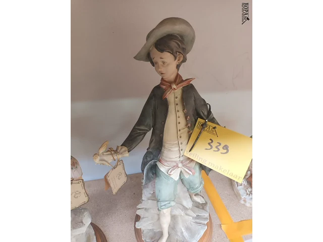 Lot 339 - koppel bisquit capodimonte - afbeelding 3 van  5