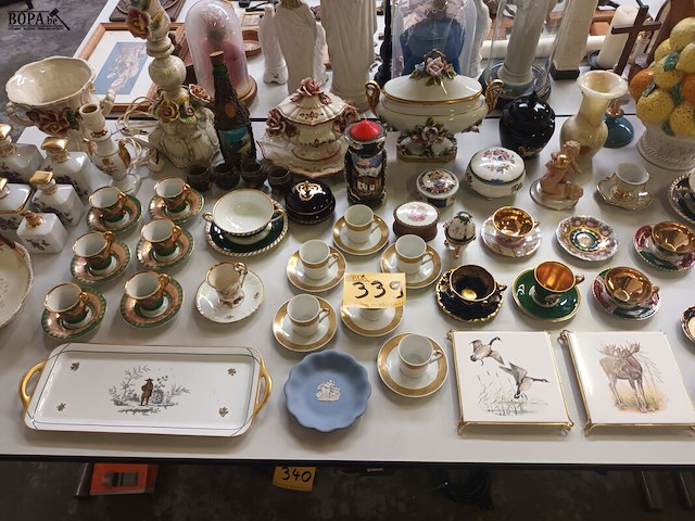 Lot 339 - porselein decoratie. 55 stuks - afbeelding 1 van  11