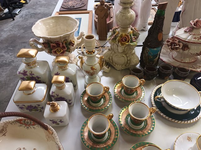 Lot 339 - porselein decoratie. 55 stuks - afbeelding 4 van  11