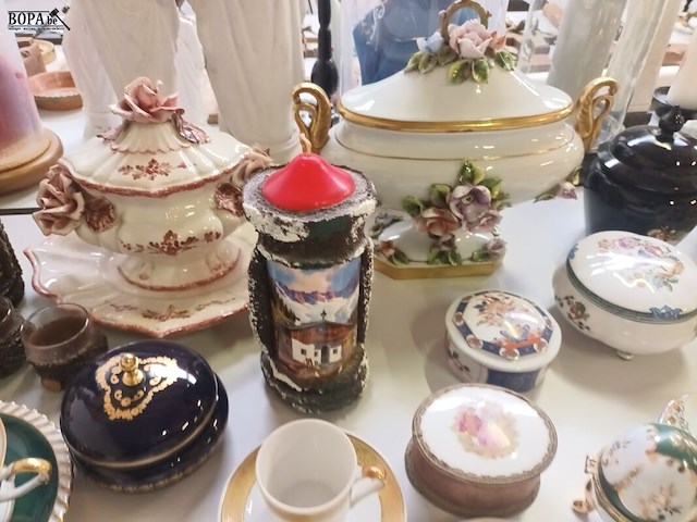 Lot 339 - porselein decoratie. 55 stuks - afbeelding 9 van  11