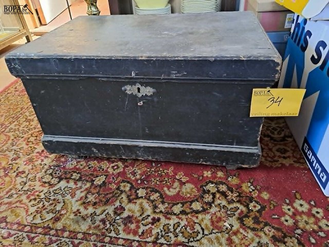 Lot 34 - antieke zwarte dekenkist van hout - afbeelding 1 van  2