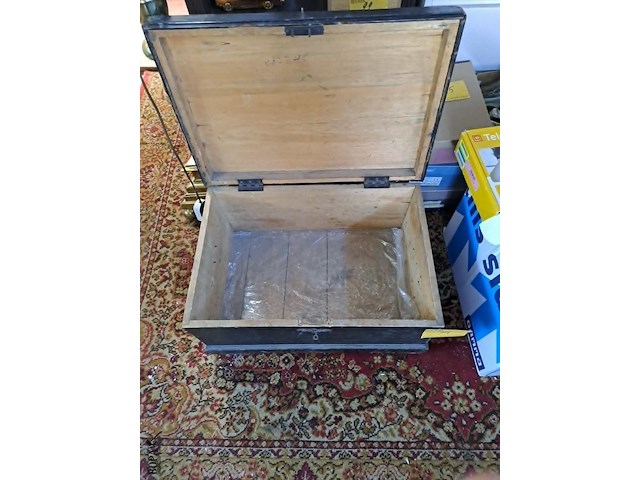 Lot 34 - antieke zwarte dekenkist van hout - afbeelding 2 van  2