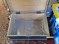 Lot 34 - antieke zwarte dekenkist van hout - afbeelding 2 van  2