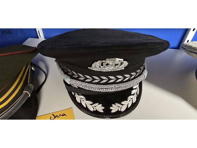 Lot 34 - china 2 kepies - afbeelding 3 van  3