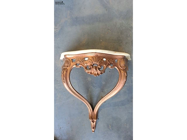Lot 34 - decoratieve wandconsole met spiegel in barok koperkleur afwe - afbeelding 2 van  3