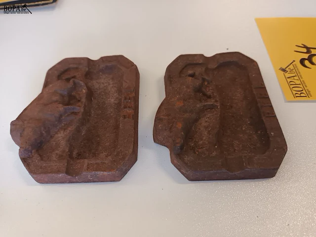 Lot 34 - efel asbak gietijzer. 2 stuks - afbeelding 3 van  4