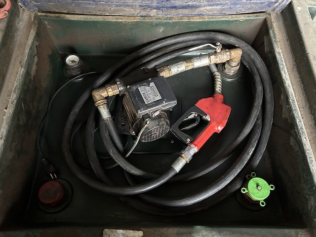 Lot 34 - fieldmaster mazouttank met pomp - afbeelding 4 van  4