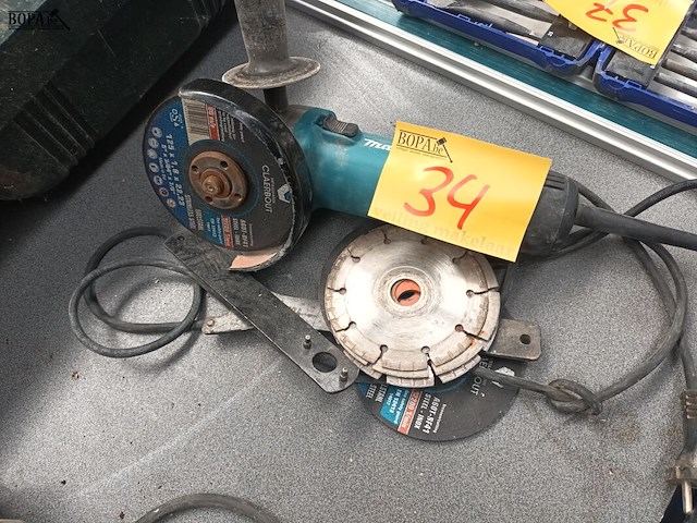 Lot 34 - haakse slijpmachine makita - afbeelding 1 van  4