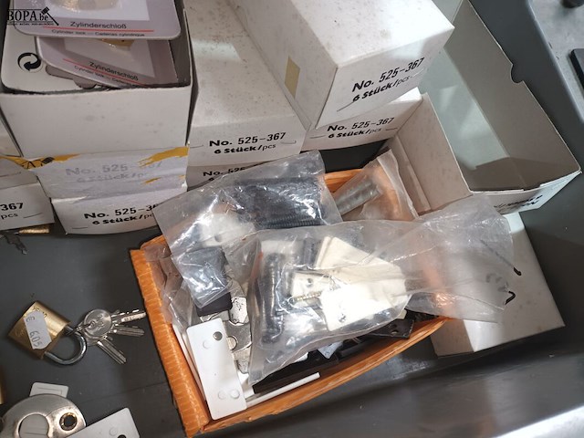 Lot 34 - hangsloten - afbeelding 4 van  4