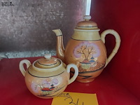 Lot 34 - japans theekan en suikerpot - afbeelding 1 van  3