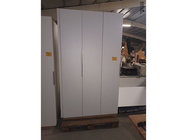 Lot 34 - kast met 3 deuren - afbeelding 1 van  2