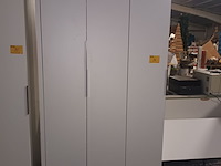 Lot 34 - kast met 3 deuren - afbeelding 1 van  2