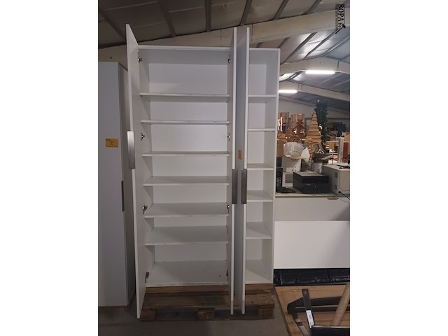 Lot 34 - kast met 3 deuren - afbeelding 2 van  2