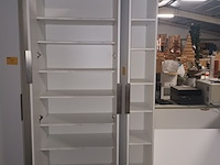 Lot 34 - kast met 3 deuren - afbeelding 2 van  2