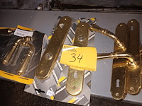 Lot 34 - koperen deurbeslag. 8 stuks - afbeelding 1 van  4