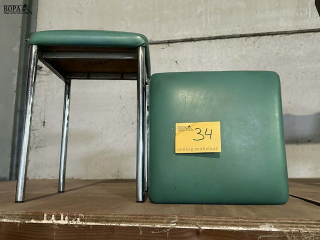 Lot 34 - krukken met verchroomd metalen frame - afbeelding 1 van  4