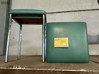 Lot 34 - krukken met verchroomd metalen frame - afbeelding 1 van  4