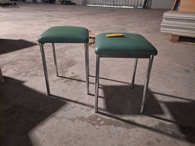 Lot 34 - krukken met verchroomd metalen frame - afbeelding 4 van  4