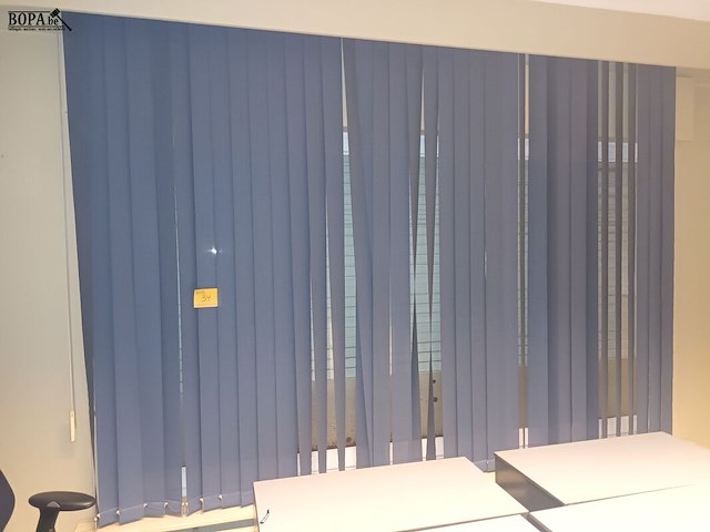 Lot 34 - lamellen gordijn luxaflex - afbeelding 1 van  3