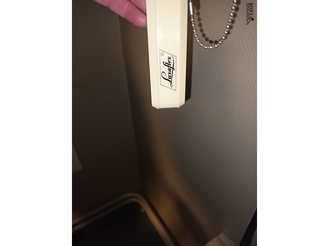 Lot 34 - lamellen gordijn luxaflex - afbeelding 2 van  3