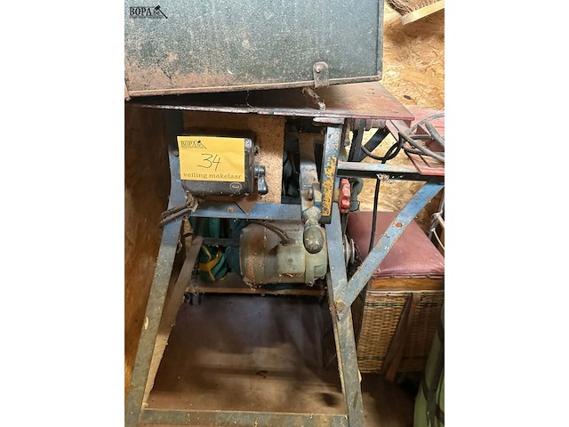 Lot 34 - metalen industriële zaagtafel op wielen - afbeelding 1 van  5