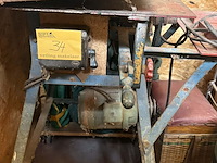 Lot 34 - metalen industriële zaagtafel op wielen - afbeelding 1 van  5