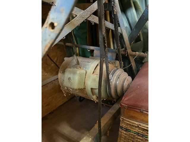 Lot 34 - metalen industriële zaagtafel op wielen - afbeelding 2 van  5