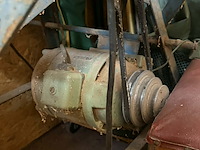 Lot 34 - metalen industriële zaagtafel op wielen - afbeelding 2 van  5