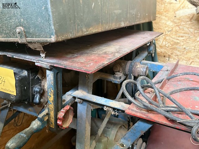 Lot 34 - metalen industriële zaagtafel op wielen - afbeelding 3 van  5