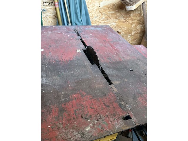 Lot 34 - metalen industriële zaagtafel op wielen - afbeelding 4 van  5