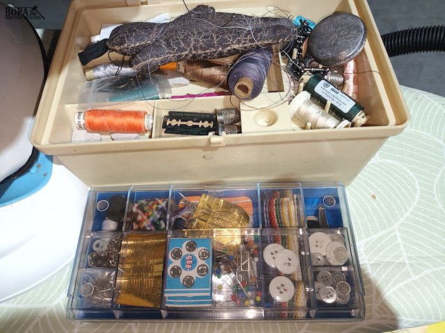 Lot 34 - naaigerei en stoomstrijkijzer - afbeelding 3 van  3