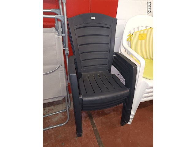 Lot 34 - pvc tuinstoel antraciet. 4 stuks - afbeelding 2 van  3