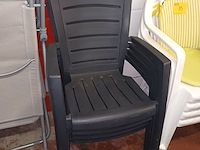Lot 34 - pvc tuinstoel antraciet. 4 stuks - afbeelding 2 van  3
