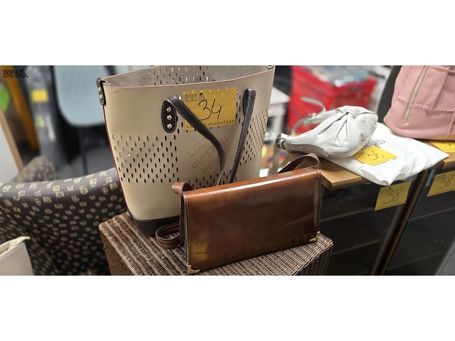 Lot 34 - set van 2 handtassen - afbeelding 1 van  7