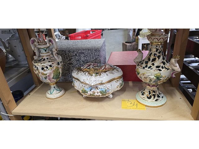 Lot 34 - sierpot + 2 dekselvazen stijl capodemonte porselein - afbeelding 1 van  5