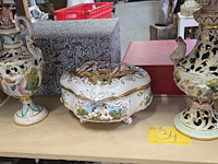 Lot 34 - sierpot + 2 dekselvazen stijl capodemonte porselein - afbeelding 1 van  5