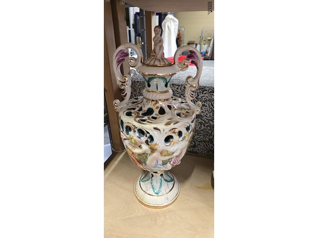 Lot 34 - sierpot + 2 dekselvazen stijl capodemonte porselein - afbeelding 2 van  5