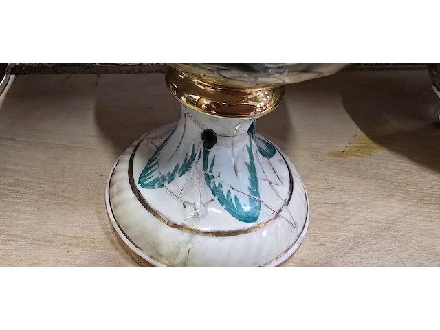 Lot 34 - sierpot + 2 dekselvazen stijl capodemonte porselein - afbeelding 3 van  5