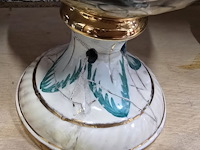 Lot 34 - sierpot + 2 dekselvazen stijl capodemonte porselein - afbeelding 3 van  5