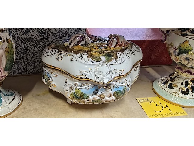 Lot 34 - sierpot + 2 dekselvazen stijl capodemonte porselein - afbeelding 4 van  5