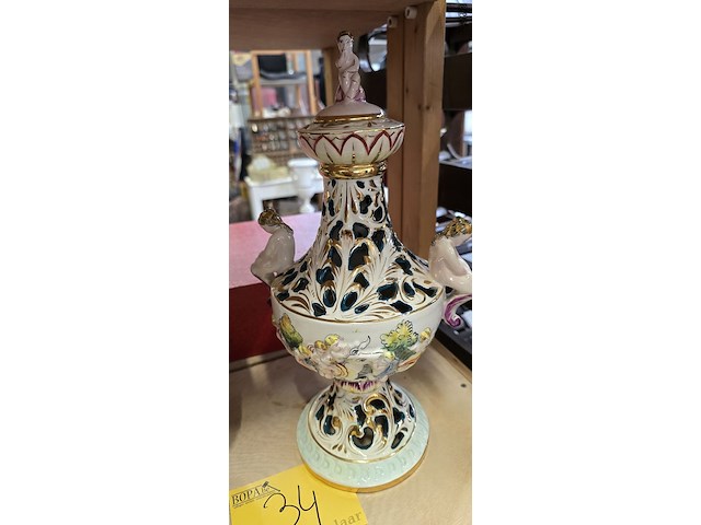 Lot 34 - sierpot + 2 dekselvazen stijl capodemonte porselein - afbeelding 5 van  5