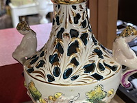 Lot 34 - sierpot + 2 dekselvazen stijl capodemonte porselein - afbeelding 5 van  5
