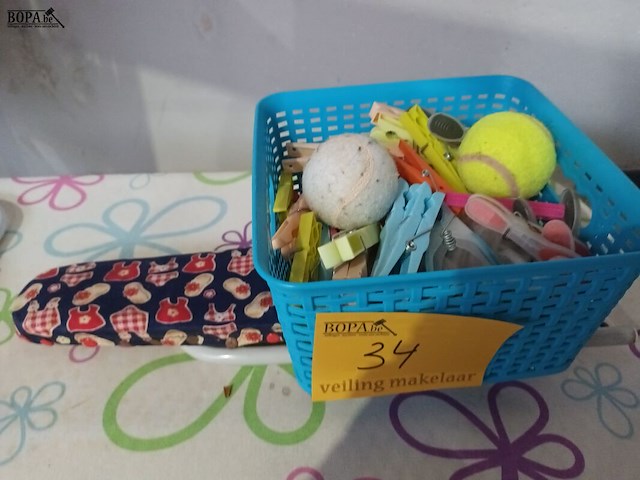 Lot 34 - strijk- en wasgerei. 4 stuks - afbeelding 4 van  6