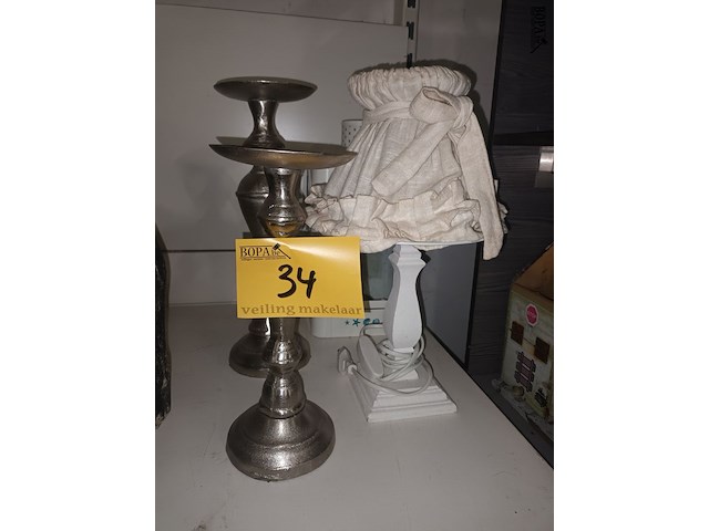 Lot 34 - tafellamp, windlicht en kandelaars - afbeelding 1 van  4