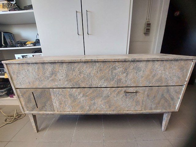 Lot 34 - vintage radiomeubel met platenspeler - afbeelding 1 van  7