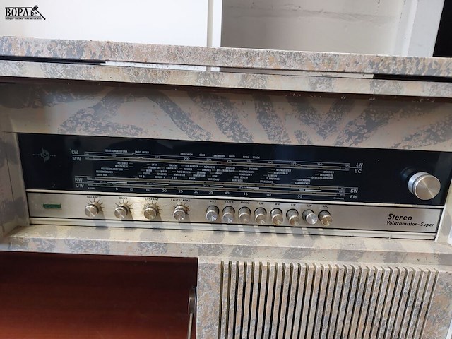 Lot 34 - vintage radiomeubel met platenspeler - afbeelding 3 van  7