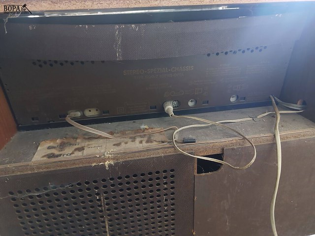 Lot 34 - vintage radiomeubel met platenspeler - afbeelding 6 van  7
