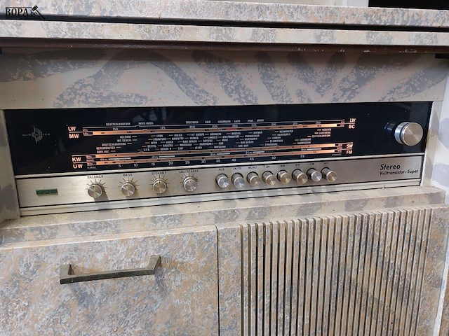 Lot 34 - vintage radiomeubel met platenspeler - afbeelding 7 van  7